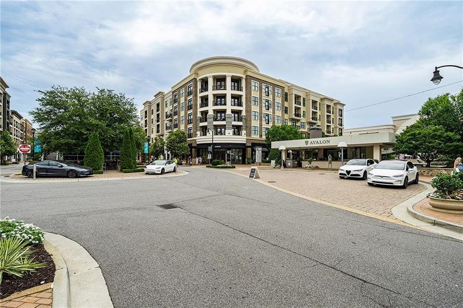 Condo located in Alpharetta, GA showcasing its design and architecture (Image 4).