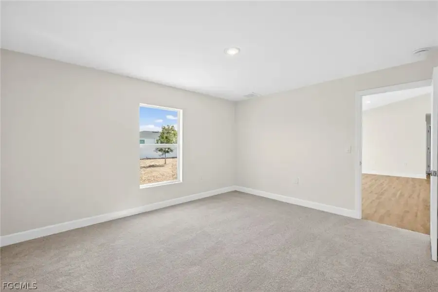 Spacious, unfurnished interior of a new home in Cape Coral, Cape Coral (Image 18).