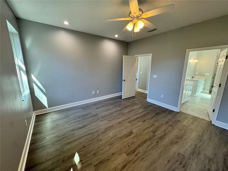 Spacious, unfurnished interior of a new home in , Dade City (Image 47).