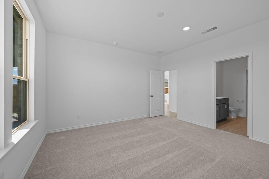 Spacious, unfurnished interior of a new home in River Ranch, Dayton (Image 21).