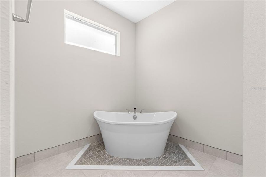 PRIMARY SUITE SOAKING TUB