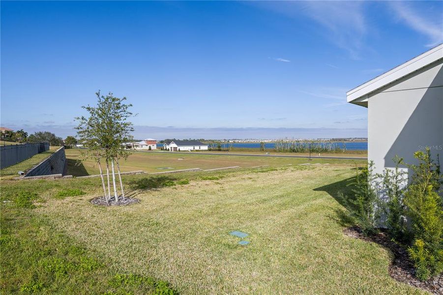 Exterior details and patio area of a home in , Lake Alfred (Image 22).