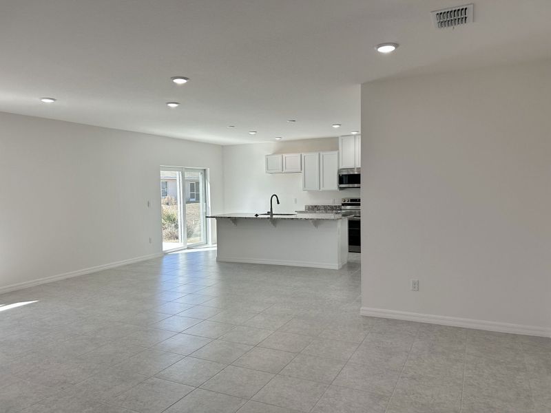 Spacious, unfurnished interior of a new home in Lehigh Acres, Lehigh Acres (Image 8).