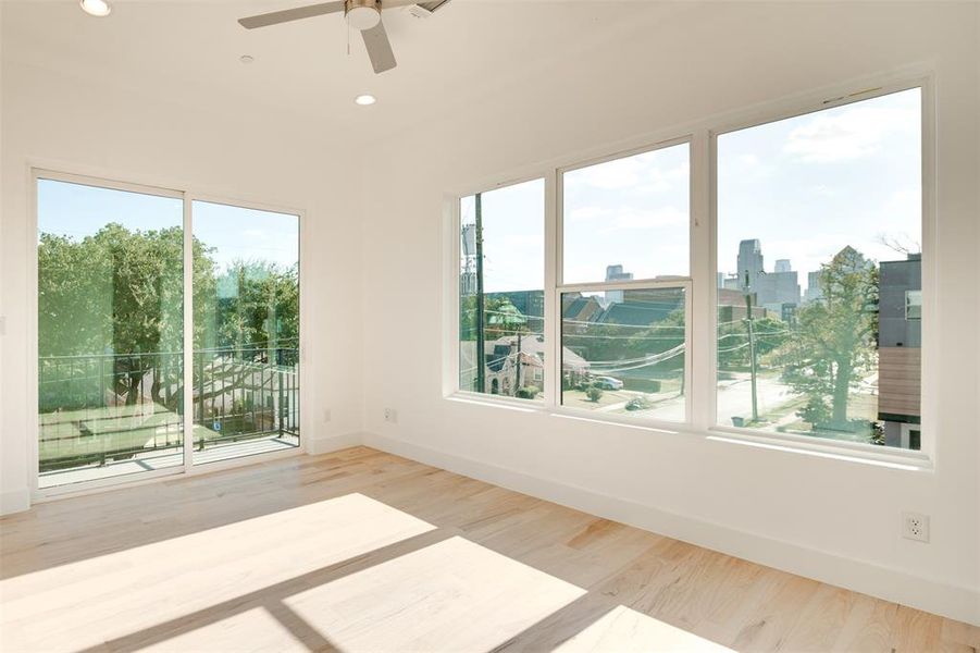 Unfurnished sunroom with a healthy amount of sunlight and ceiling fan