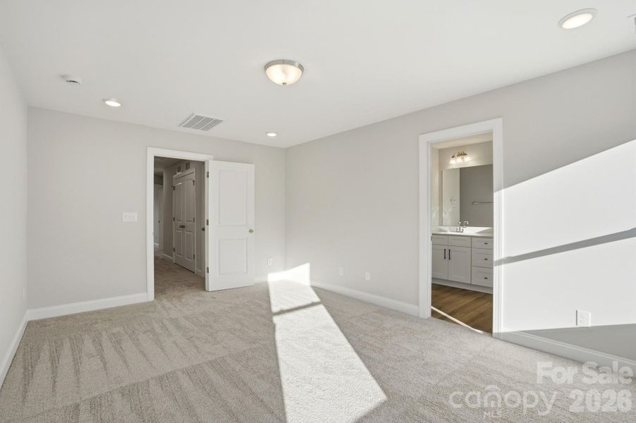 Spacious, unfurnished interior of a new home in Harrisburg Village, Harrisburg (Image 30).