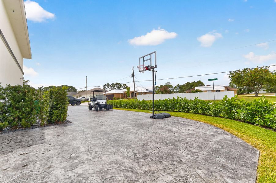 SIDE DRIVEWAY