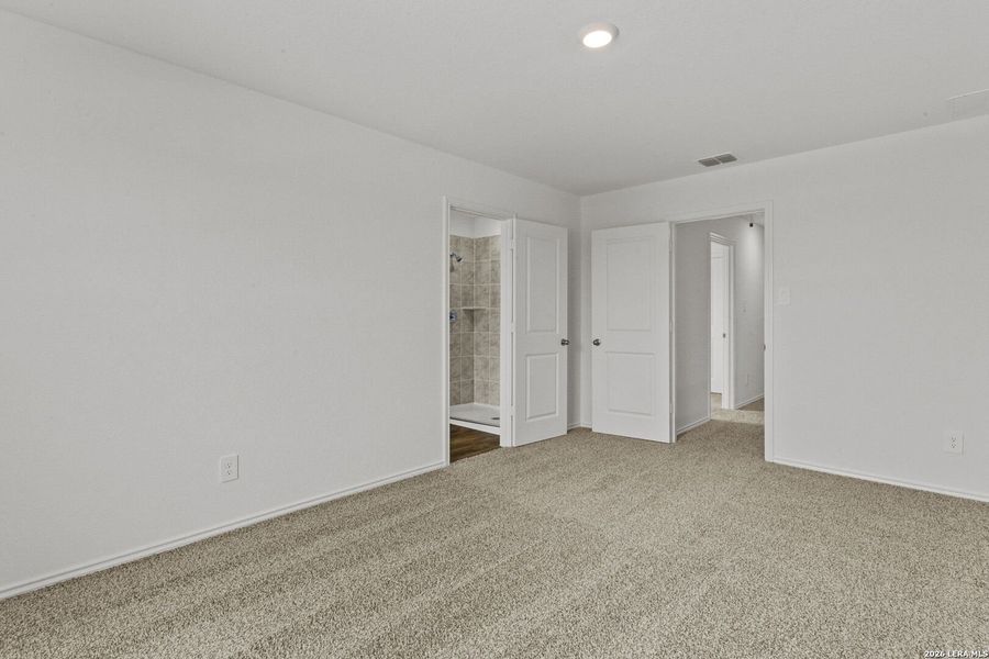 Spacious, unfurnished interior of a new home in Avenida, Converse (Image 24).