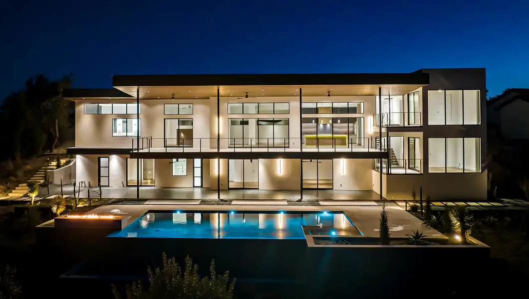 Condo located in Spicewood, TX showcasing its design and architecture (Image 4).