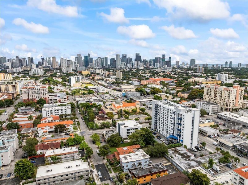 Condo located in Miami, FL showcasing its design and architecture (Image 19).