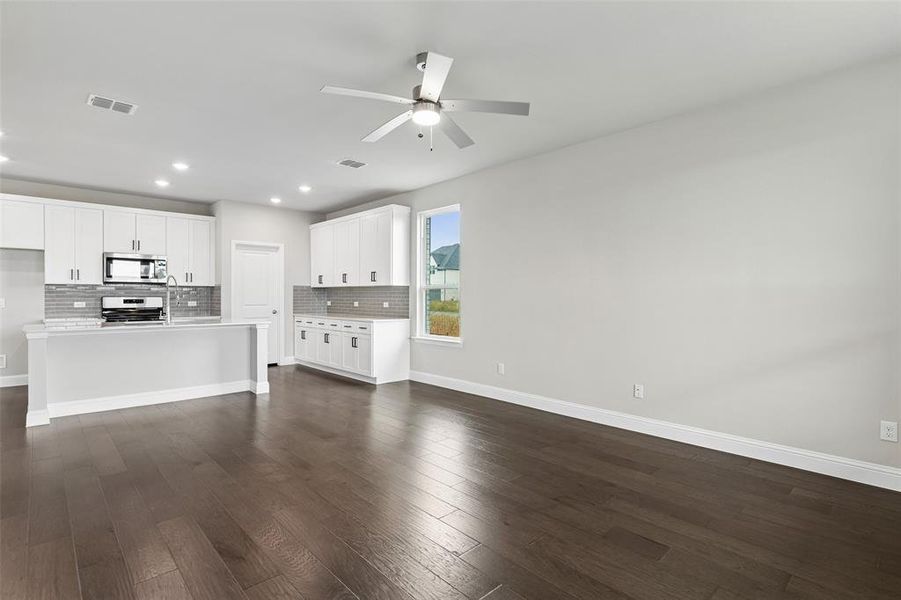 Spacious, unfurnished interior of a new home in Venetian, Weston (Image 15).