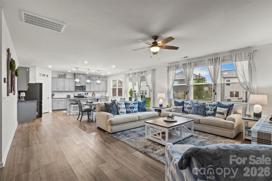 Wide open. Light, bright and spacious! Wide open. Light, bright and spacious!