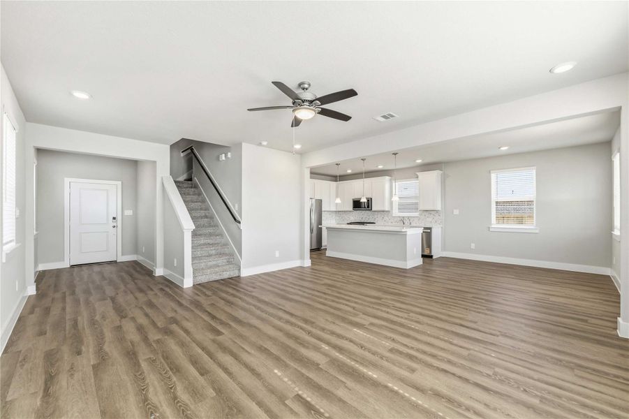 Spacious, unfurnished interior of a new home in Laurel Landing, Alvin (Image 23).