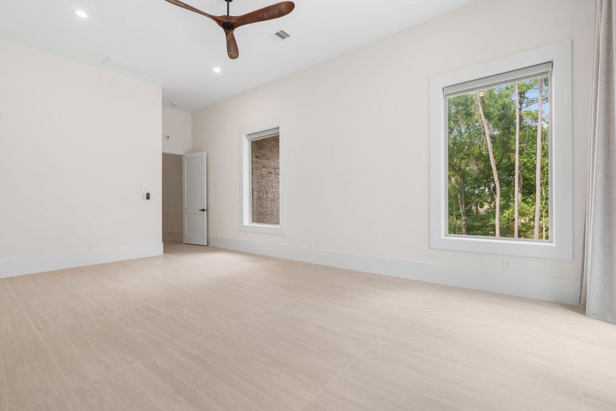 Spacious, unfurnished interior of a new home in , Tomball (Image 38).