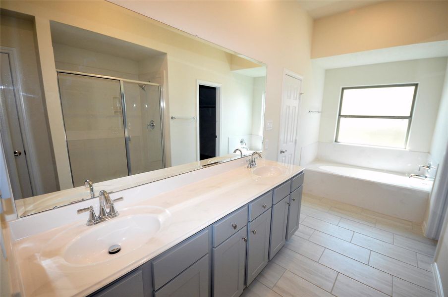 Furnished interior view inside a new home in Pedregal, League City (Image 10).