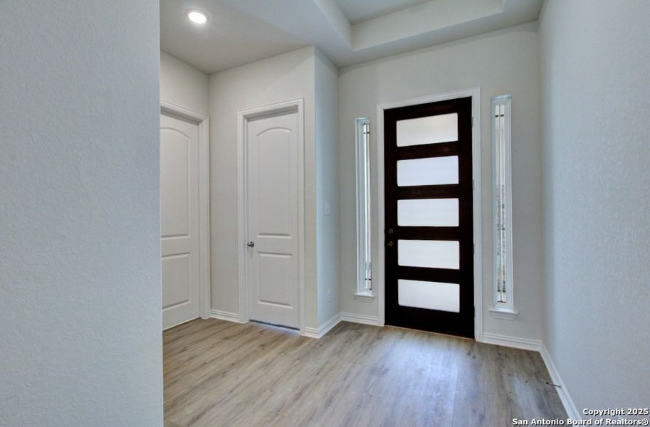 Spacious, unfurnished interior of a new home in Veranda, San Antonio (Image 27).