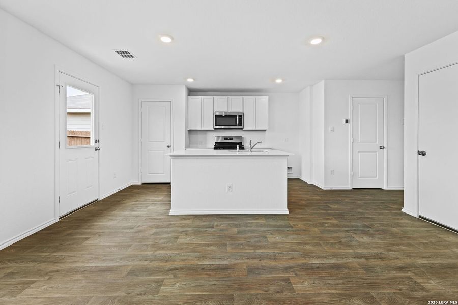 Spacious, unfurnished interior of a new home in Avenida, Converse (Image 9).