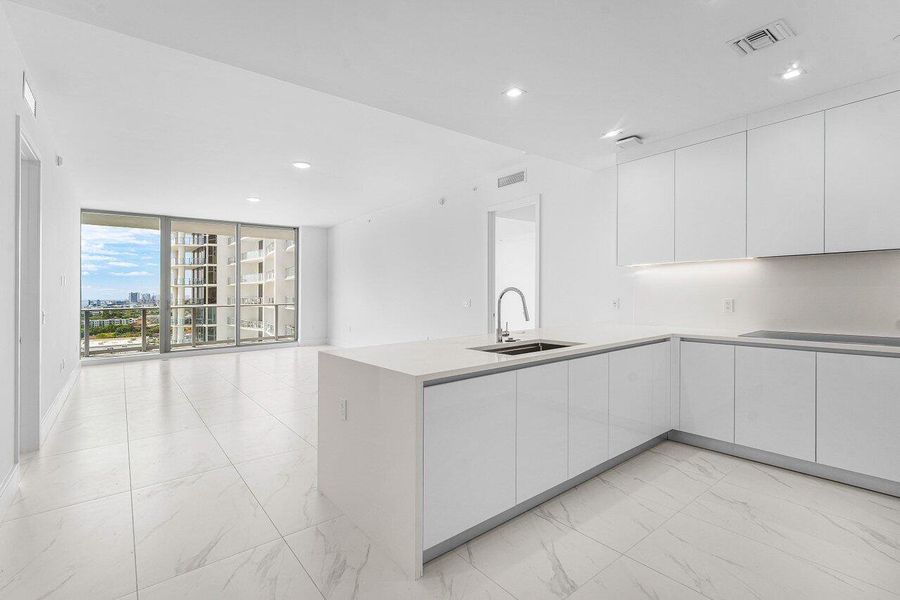 002-220LakeShoreDrive-1415-LakePark-FL-3