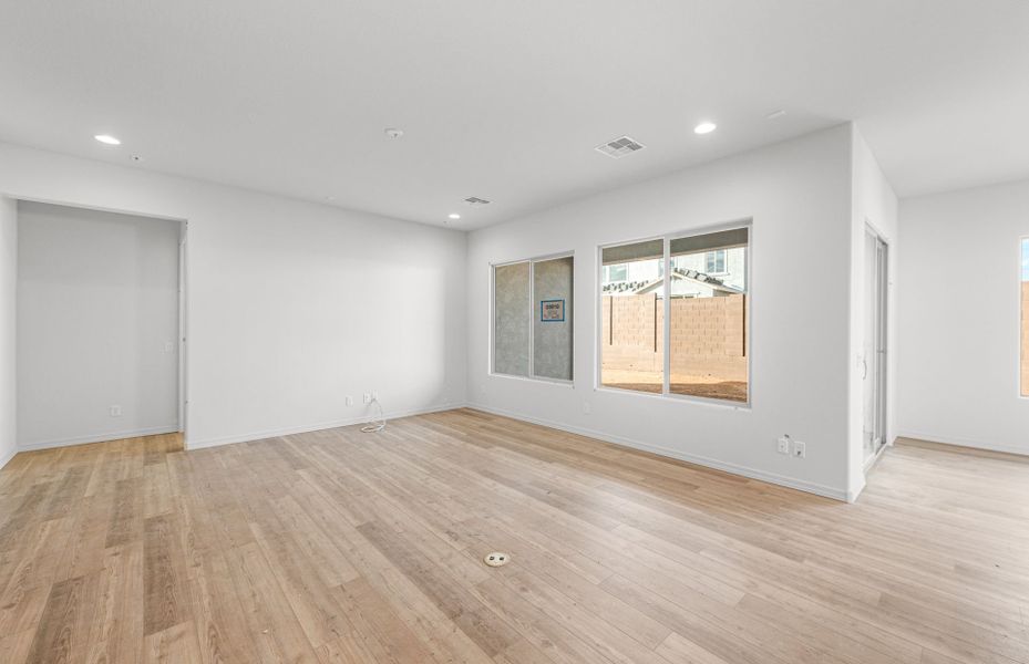 Spacious, unfurnished interior of a new home in Artisan at Asante, Surprise (Image 26).