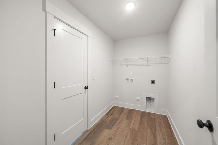 Spacious, unfurnished interior of a new home in Wexford, Elon (Image 30).