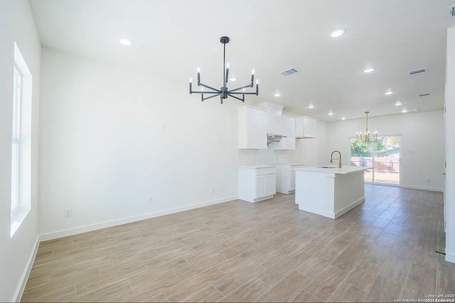 Spacious, unfurnished interior of a new home in , La Vernia (Image 14).