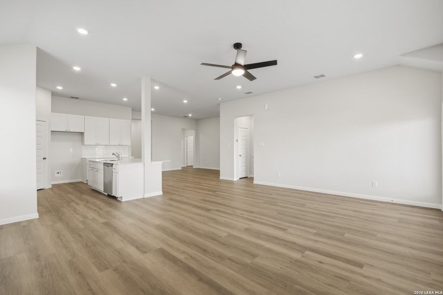 Spacious, unfurnished interior of a new home in Cinco Lakes, San Antonio (Image 17).