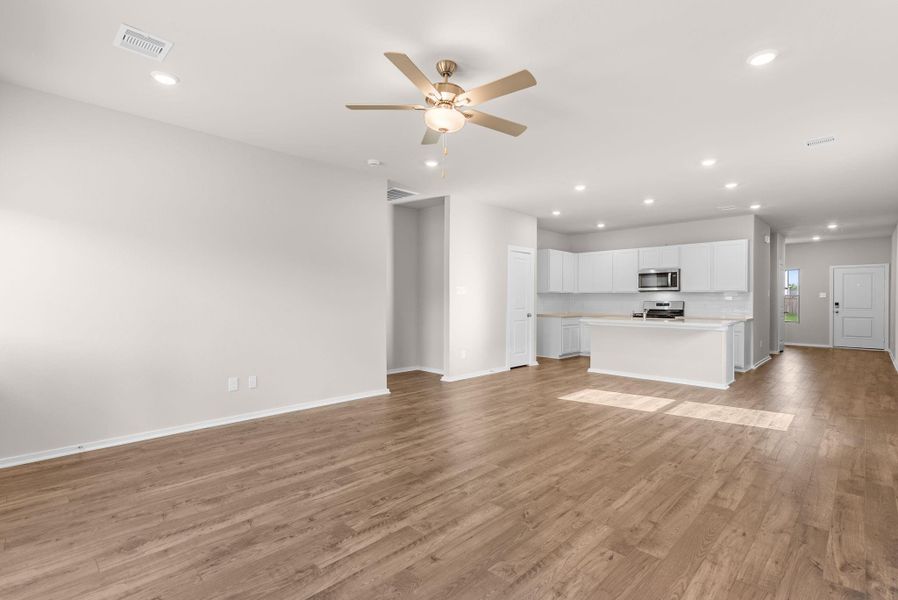 Spacious, unfurnished interior of a new home in Laurel Landing, Alvin (Image 18).