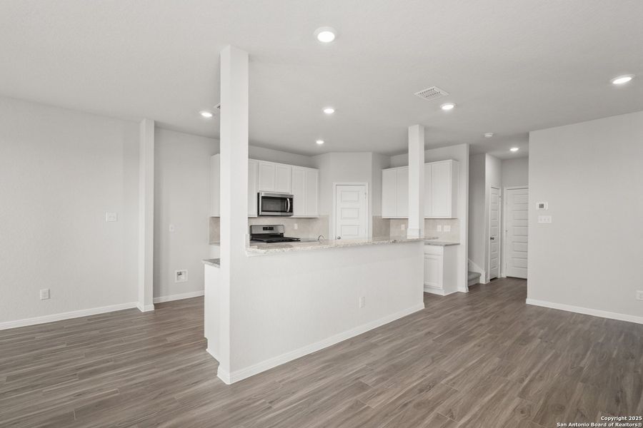 Spacious, unfurnished interior of a new home in Timber Creek, San Antonio (Image 31).