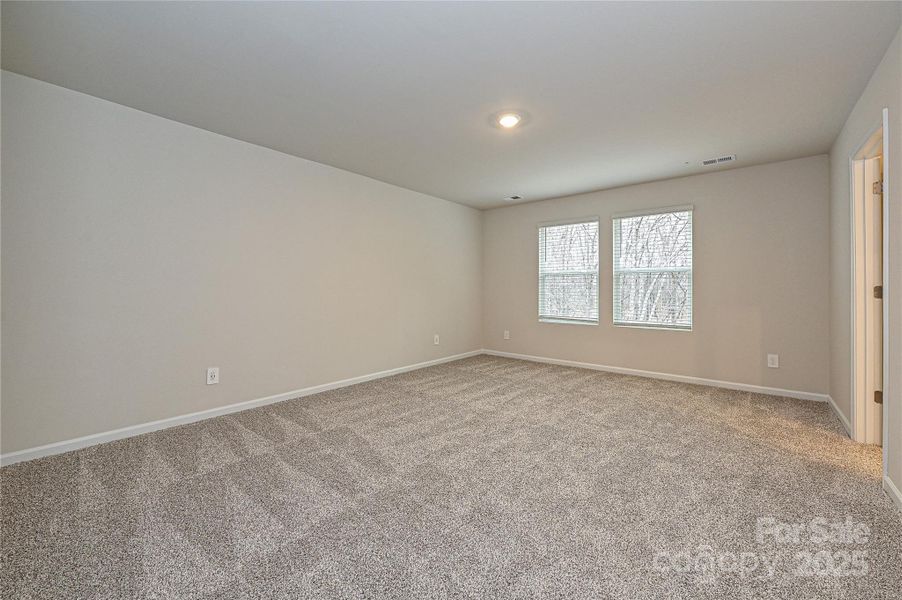 Spacious, unfurnished interior of a new home in Buffalo Ridge, Newton (Image 17).
