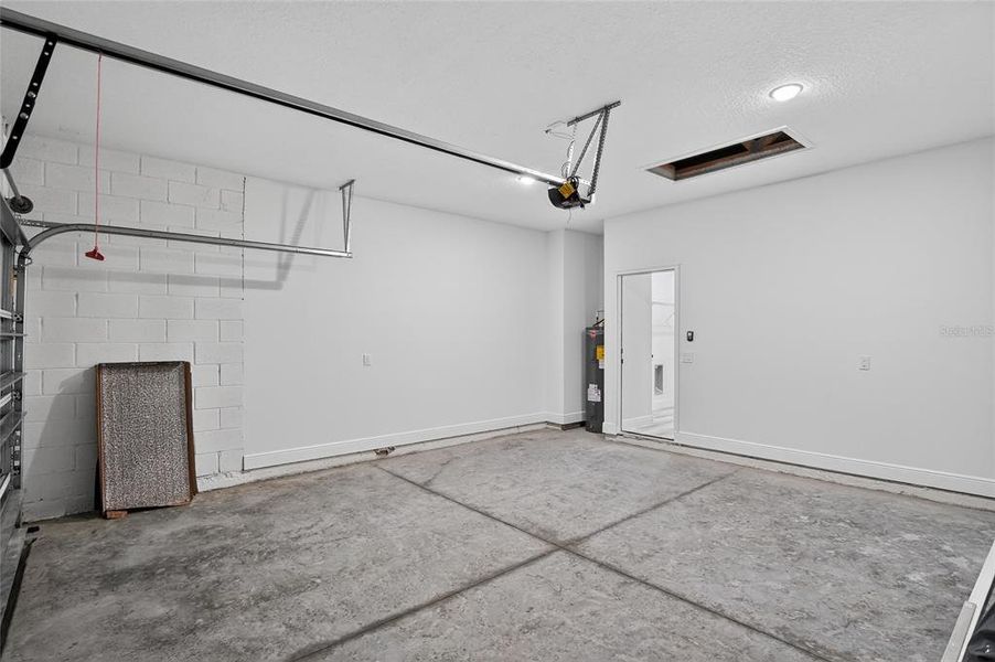 Spacious, unfurnished interior of a new home in , Citrus Springs (Image 23).