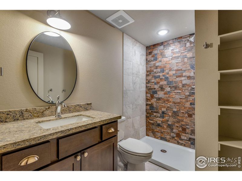 Primary bathroom en-suite