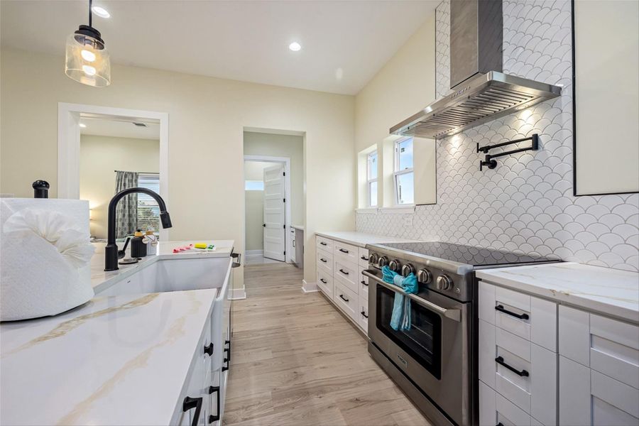 Furnished interior view inside a new home in , Galveston (Image 17).