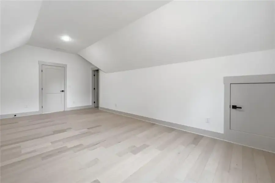 Spacious, unfurnished interior of a new home in , Hull (Image 21).