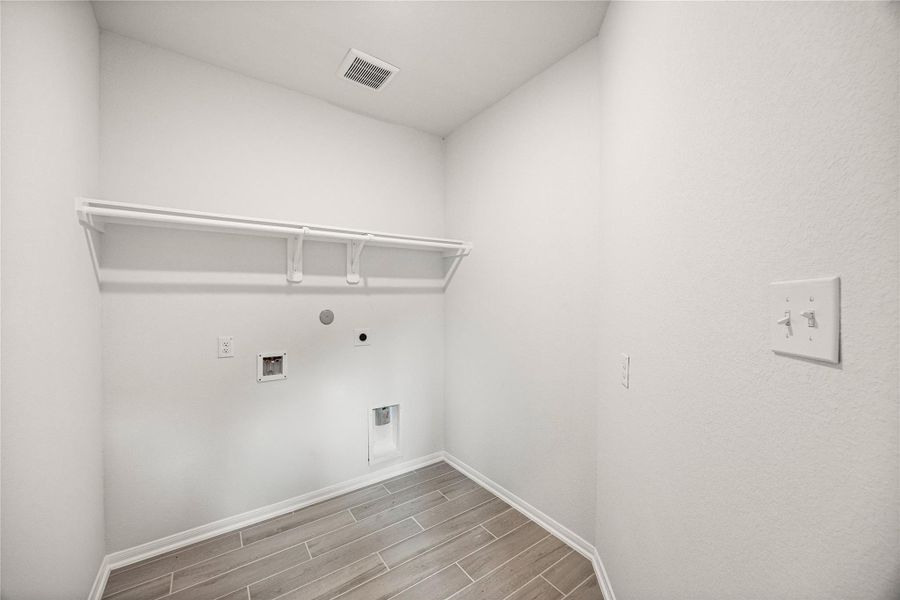 Spacious, unfurnished interior of a new home in River Ranch Meadows, Dayton (Image 21).