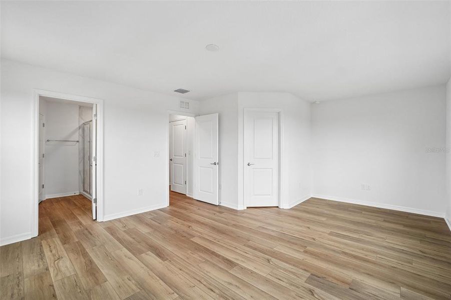 Spacious, unfurnished interior of a new home in Twin Oaks, Zephyrhills (Image 18).