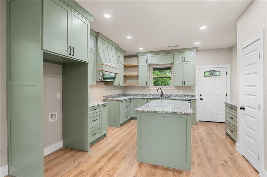 Furnished interior view inside a new home in , Corsicana (Image 7).