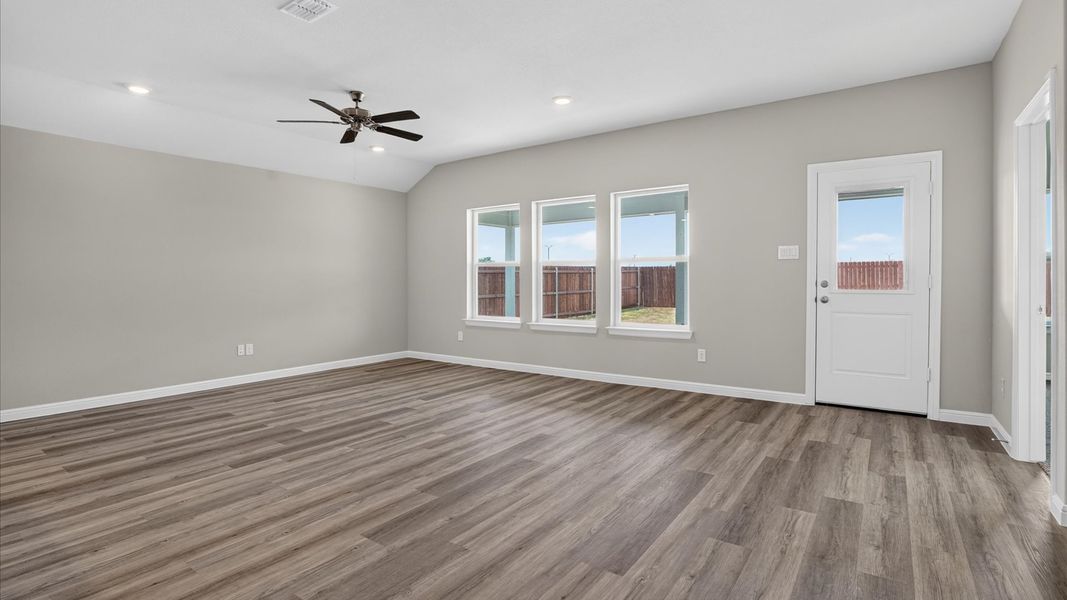 Spacious, unfurnished interior of a new home in Sandstone Estates, Granbury (Image 13).
