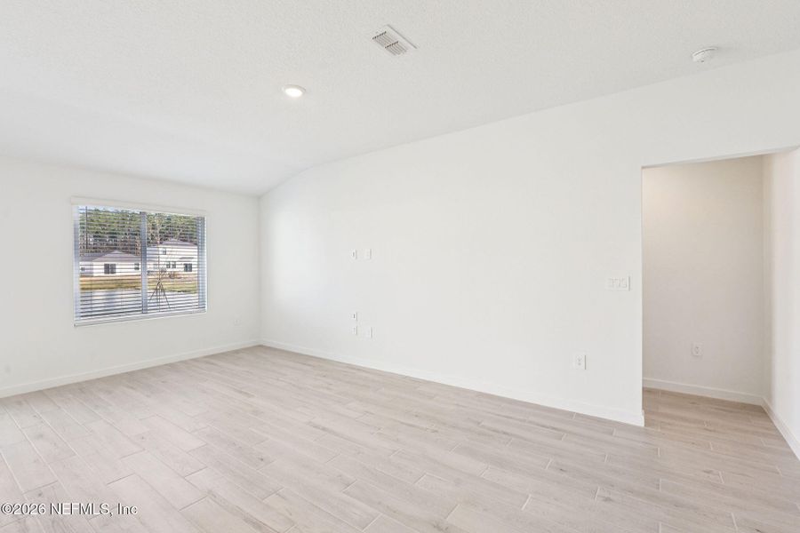 Spacious, unfurnished interior of a new home in Kings Preserve, Jacksonville (Image 21).