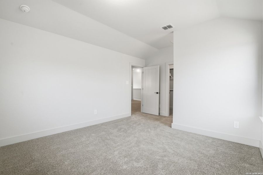 Spacious, unfurnished interior of a new home in Haby Hill 50s, San Antonio (Image 33).