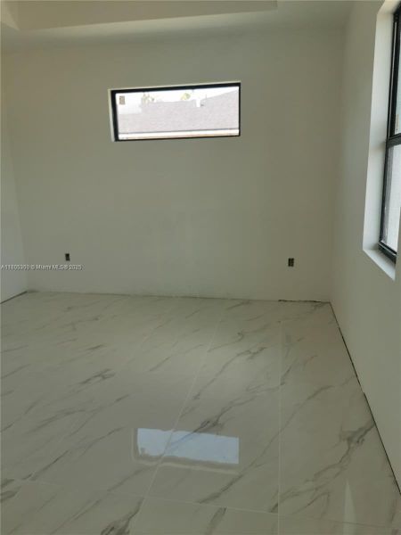 Spacious, unfurnished interior of a new home in , Lehigh Acres (Image 9).