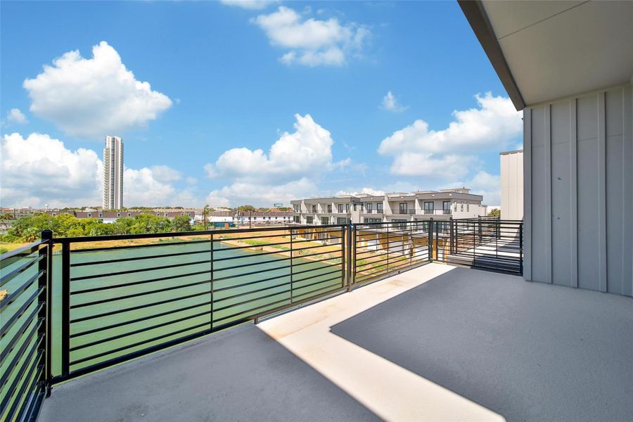 Exterior details and patio area of a home in Lago Pointe, Seabrook (Image 25).