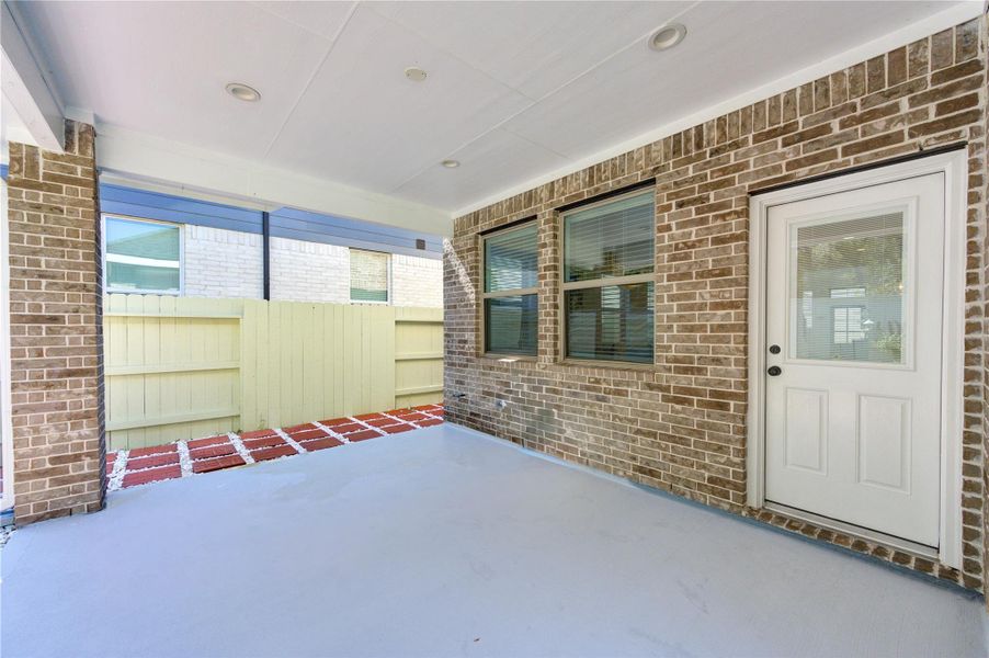 Exterior details and patio area of a home in Harper’s Preserve, Conroe (Image 21).