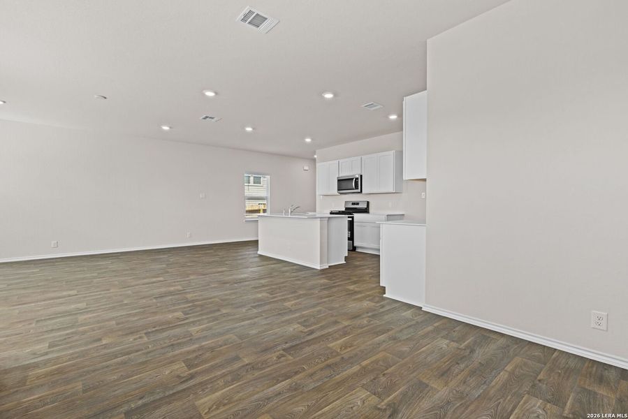 Spacious, unfurnished interior of a new home in Redbird Ranch, San Antonio (Image 18).