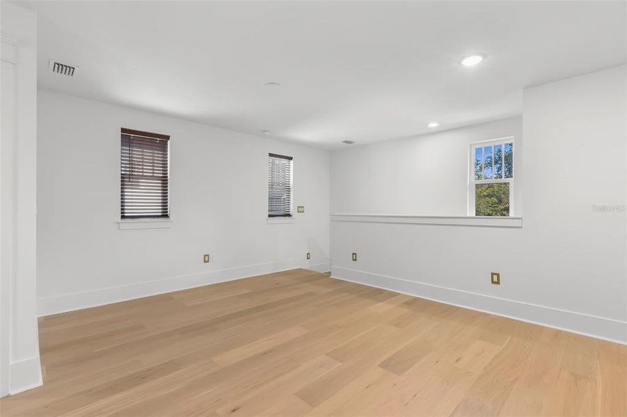 Spacious, unfurnished interior of a new home in , St. Petersburg (Image 22).