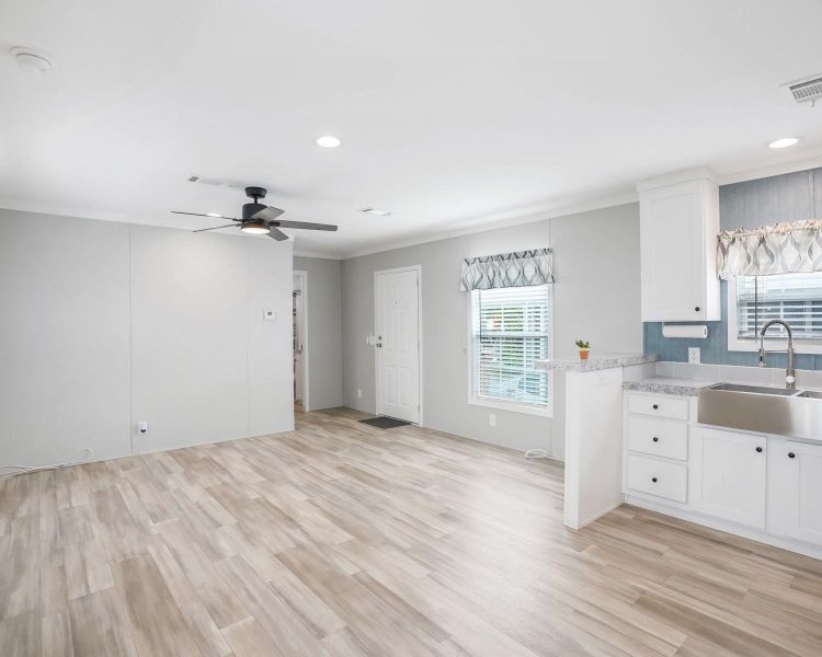 Spacious, unfurnished interior of a new home in , Fort Lauderdale (Image 27).