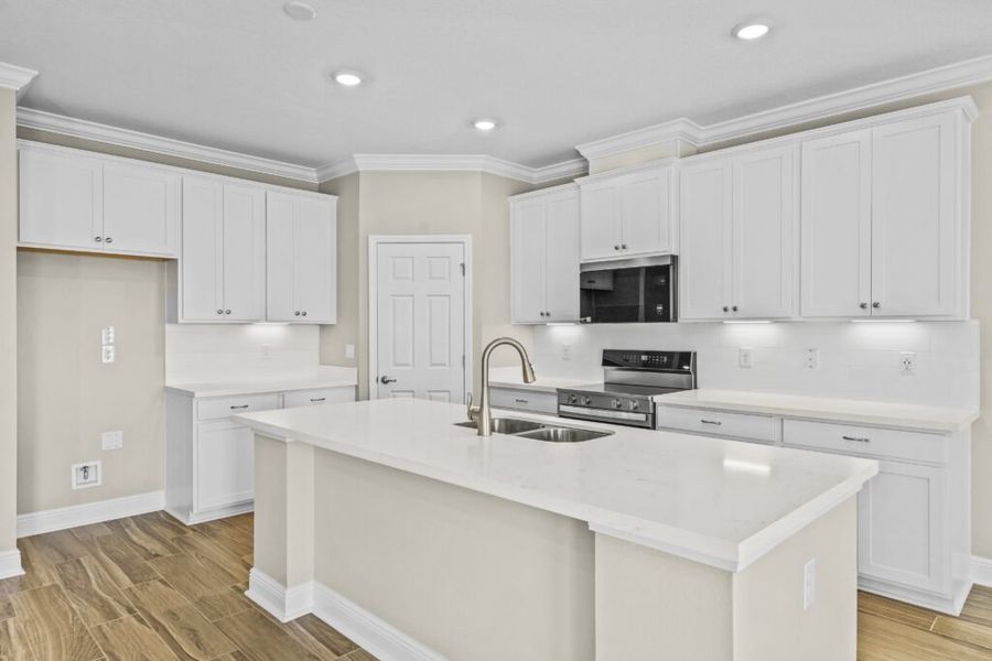 Furnished interior view inside a new home in Lake Merial, Panama City (Image 10).