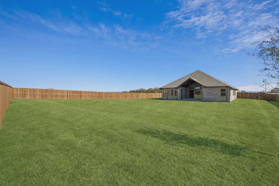 Exterior details and patio area of a home in Lakeview Heights, Azle (Image 3).