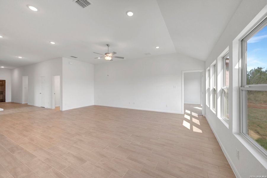 Spacious, unfurnished interior of a new home in Chaparral Ranch, Floresville (Image 13).