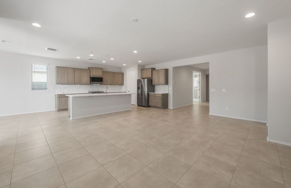 Spacious, unfurnished interior of a new home in Sun City Anthem at Merrill Ranch, Florence (Image 21).