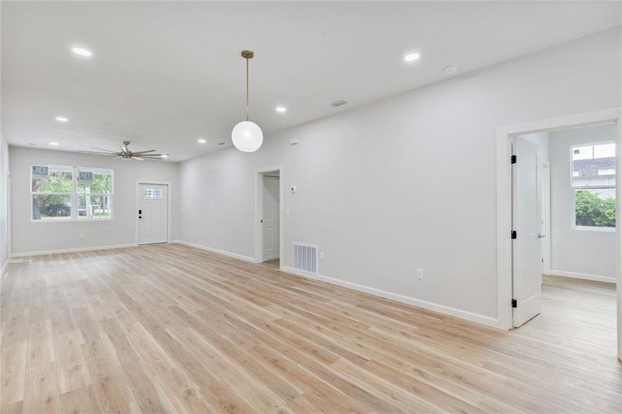 Spacious, unfurnished interior of a new home in , Tampa (Image 13).