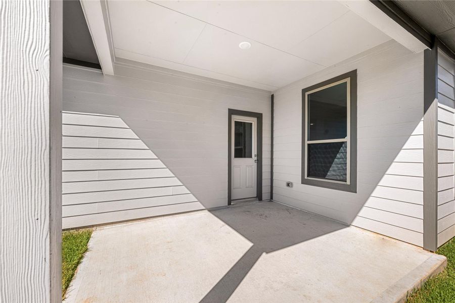 A covered patio designed for both comfort and style, offering a seamless extension of the indoor living space. With clean lines and a sheltered layout, this outdoor area is ideal for morning coffee, evening unwinding, or casual gatherings. A covered patio designed for both comfort and style, offering a seamless extension of the indoor living space. With clean lines and a sheltered layout, this outdoor area is ideal for morning coffee, evening unwinding, or casual gatherings.